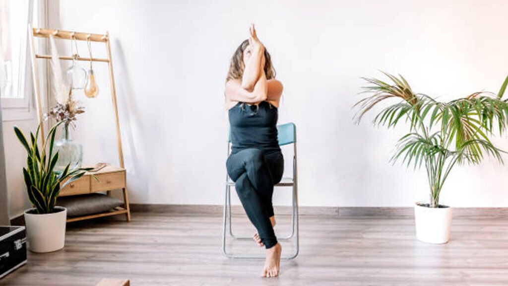 Les 10 meilleures postures de yoga sur chaise pour votre bien-être La Chaise Aigle Garudasana : Clé de l'Équilibre Yoga!, Chaise Aigle Garudasana, équilibre en yoga, renforcement musculaire, relaxation du dos, concentration et yoga